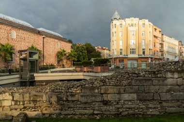 Plovdiv, Bulgaristan - 4 Temmuz 2018: gün batımı şaşırtıcı görüntülemek Knyaz Alexander ben sokak şehir Plovdiv, Bulgaristan