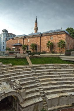 Plovdiv, Bulgaristan - 4 Temmuz 2018: Dzhumaya Camii ve Roma Şehir Plovdiv, Bulgaristan stadyumda günbatımı manzarası inanılmaz