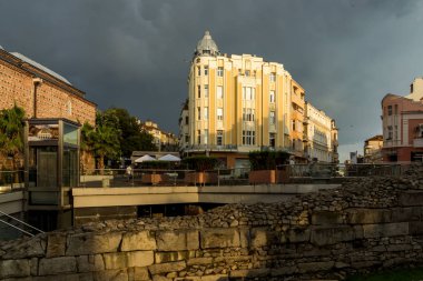 Plovdiv, Bulgaristan - 4 Temmuz 2018: gün batımı şaşırtıcı görüntülemek Knyaz Alexander ben sokak şehir Plovdiv, Bulgaristan