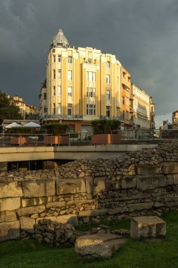 Plovdiv, Bulgaristan - 4 Temmuz 2018: gün batımı şaşırtıcı görüntülemek Knyaz Alexander ben sokak şehir Plovdiv, Bulgaristan