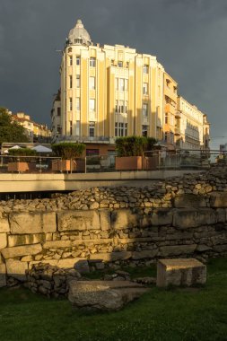 Plovdiv, Bulgaristan - 4 Temmuz 2018: gün batımı şaşırtıcı görüntülemek Knyaz Alexander ben sokak şehir Plovdiv, Bulgaristan