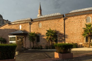 Plovdiv, Bulgaristan - 4 Temmuz 2018: gün batımı şaşırtıcı görüntülemek Knyaz Alexander ben sokak şehir Plovdiv, Bulgaristan