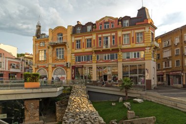 Plovdiv, Bulgaristan - 4 Temmuz 2018: gün batımı şaşırtıcı görüntülemek Knyaz Alexander ben sokak şehir Plovdiv, Bulgaristan