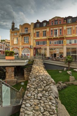 Plovdiv, Bulgaristan - 4 Temmuz 2018: gün batımı şaşırtıcı görüntülemek Knyaz Alexander ben sokak şehir Plovdiv, Bulgaristan