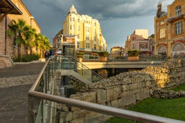 Plovdiv, Bulgaristan - 4 Temmuz 2018: gün batımı şaşırtıcı görüntülemek Knyaz Alexander ben sokak şehir Plovdiv, Bulgaristan