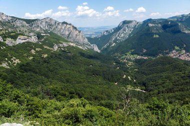 Muhteşem manzara Balkan Dağları'nın Vratsata pass, Vratsa kasaba ve köy Zgorigrad, Bulgaristan