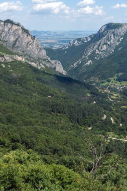 Muhteşem manzara Balkan Dağları'nın Vratsata pass, Vratsa kasaba ve köy Zgorigrad, Bulgaristan