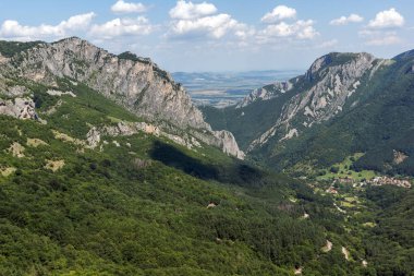 Muhteşem manzara Balkan Dağları'nın Vratsata pass, Vratsa kasaba ve köy Zgorigrad, Bulgaristan