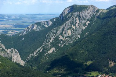 Muhteşem manzara Balkan Dağları'nın Vratsata pass, Vratsa kasaba ve köy Zgorigrad, Bulgaristan