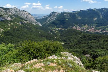 Muhteşem manzara Balkan Dağları'nın Vratsata pass, Vratsa kasaba ve köy Zgorigrad, Bulgaristan