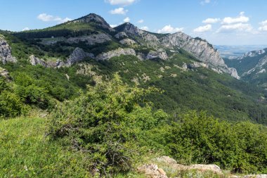 Muhteşem manzara Balkan Dağları'nın Vratsata pass, Vratsa kasaba ve köy Zgorigrad, Bulgaristan