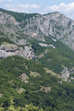 Muhteşem manzara Balkan Dağları'nın Vratsata pass, Vratsa kasaba ve köy Zgorigrad, Bulgaristan