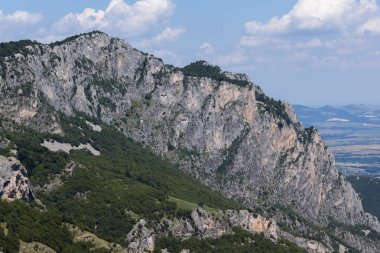 Muhteşem manzara Balkan Dağları'nın Vratsata pass, Vratsa kasaba ve köy Zgorigrad, Bulgaristan