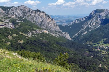 Muhteşem manzara Balkan Dağları'nın Vratsata pass, Vratsa kasaba ve köy Zgorigrad, Bulgaristan