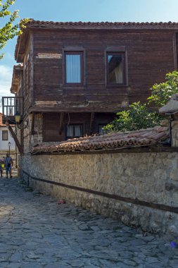 Nessebar, Bulgaristan - 12 Ağustos 2018: Tipik sokak ve evler eski kasaba Nessebar, Burgaz bölge, Bulgaristan