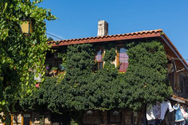 Nessebar, Bulgaristan - 12 Ağustos 2018: Tipik sokak ve evler eski kasaba Nessebar, Burgaz bölge, Bulgaristan
