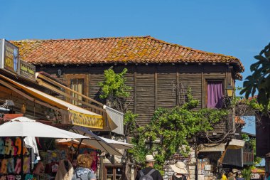 Nessebar, Bulgaristan - 12 Ağustos 2018: Tipik sokak ve evler eski kasaba Nessebar, Burgaz bölge, Bulgaristan