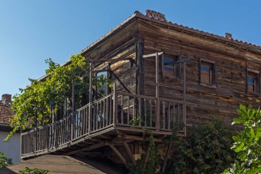 Nessebar, Bulgaristan - 12 Ağustos 2018: Tipik sokak ve evler eski kasaba Nessebar, Burgaz bölge, Bulgaristan