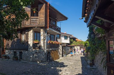 Nessebar, Bulgaristan - 12 Ağustos 2018: Tipik sokak ve evler eski kasaba Nessebar, Burgaz bölge, Bulgaristan