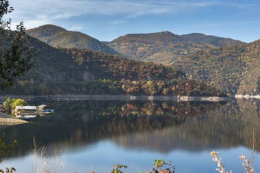 Panoramik sonbahar ladscape Vacha (Antonivanovtsi) depo, Rodop Dağları, Plovdiv Bölge, Bulgaristan