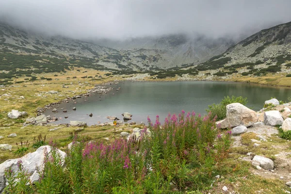 Amazing Landscape Dengan Kabut Atas Danau Musalenski Rila Gunung Bulgaria — Stok Foto