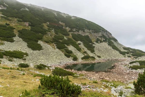 Paisagem Incrível Com Nevoeiro Sobre Lagos Musalenski Montanha Rila Bulgária — Fotografia de Stock