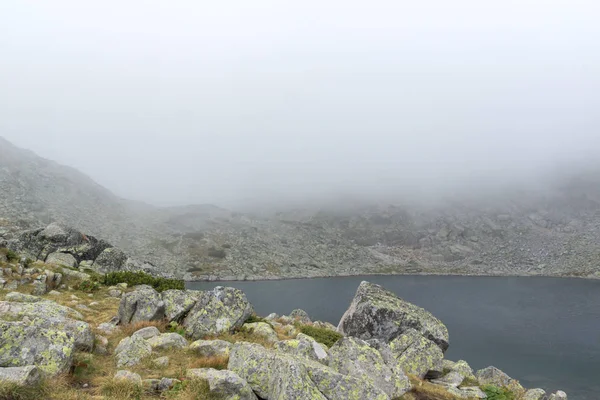 Paesaggio Incredibile Con Nebbia Sui Laghi Musalenski Montagna Rila Bulgaria — Foto Stock