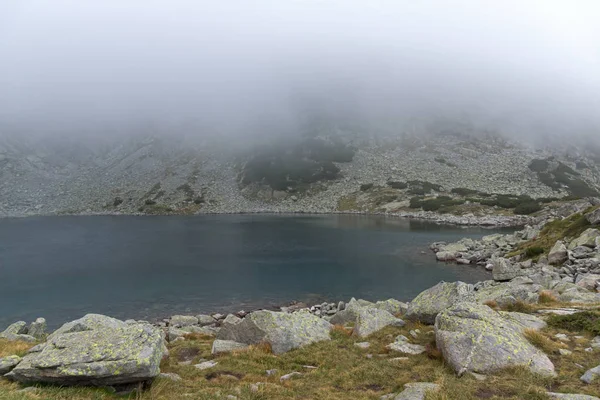 Fantastiska Landskap Med Dimma Över Musalenski Sjöar Rilabergen Bulgarien — Stockfoto