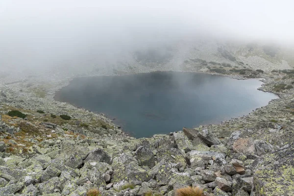 Paisagem Incrível Com Nevoeiro Sobre Lagos Musalenski Montanha Rila Bulgária — Fotografia de Stock