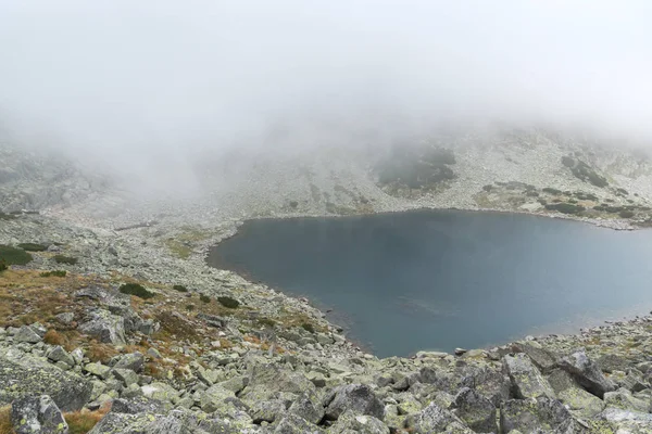 Úžasná Krajina Mlhou Nad Musalenski Jezera Rilského Pohoří Bulharsko — Stock fotografie