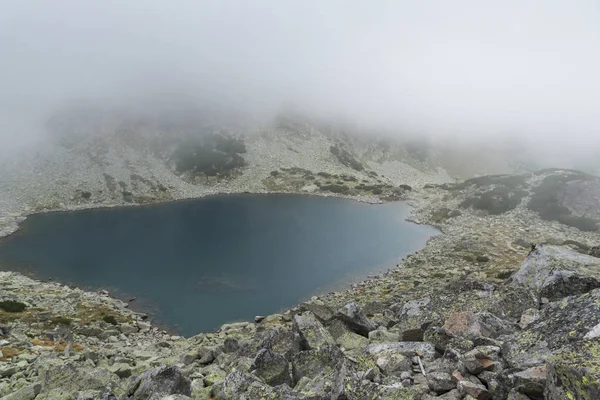 ブルガリア リラ山脈 Musalenski 湖が霧で素晴らしい風景 — ストック写真