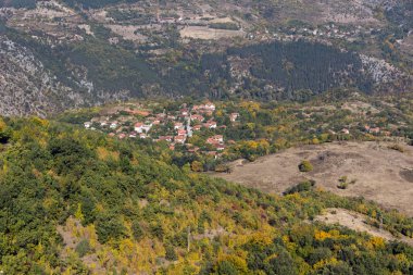 Şaşırtıcı sonbahar manzara Ruen Dağı - Kuzey kesiminde Vlahina Dağı, Köstendil bölge, Bulgaristan