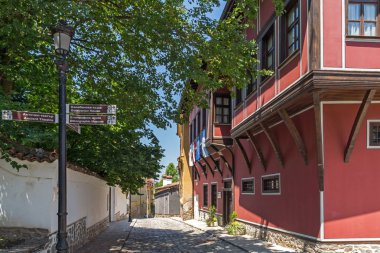 Plovdiv, Bulgaristan - 5 Temmuz 2018: Tipik sokak ve evler Bulgar canlanma Plovdiv, Bulgaristan şehrin eski şehirde dönemi