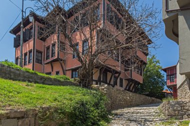 Plovdiv, Bulgaristan - 5 Temmuz 2018: Tipik sokak ve evler Bulgar canlanma Plovdiv, Bulgaristan şehrin eski şehirde dönemi
