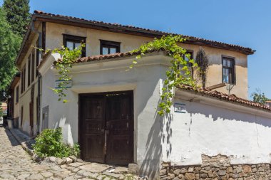 Plovdiv, Bulgaristan - 5 Temmuz 2018: Tipik sokak ve evler Bulgar canlanma Plovdiv, Bulgaristan şehrin eski şehirde dönemi