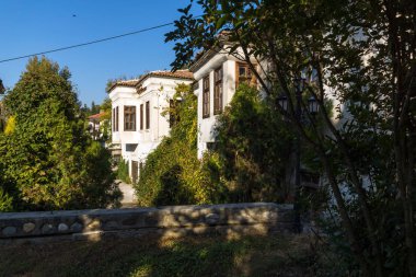 Yukarı Cuma, Bulgaristan - 6 Ekim 2018: Tipik sokak ve evler Yukarı Cuma, Bulgaristan tarihi kent Bulgar canlanma dönemi