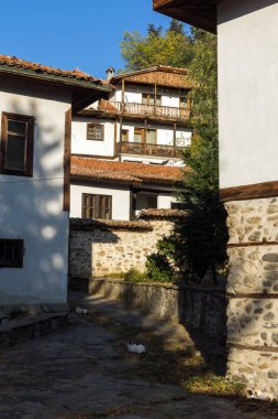 Yukarı Cuma, Bulgaristan - 6 Ekim 2018: Tipik sokak ve evler Yukarı Cuma, Bulgaristan tarihi kent Bulgar canlanma dönemi