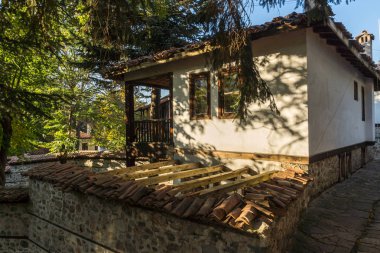 Yukarı Cuma, Bulgaristan - 6 Ekim 2018: Tipik sokak ve evler Yukarı Cuma, Bulgaristan tarihi kent Bulgar canlanma dönemi