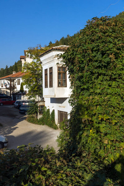 БЛАГОЕВГРАД, БУЛЬГАРИЯ - 6 ОКТЯБРЯ 2018: Типичные улицы и дома периода болгарского возрождения в старом городе Благоевград, Болгария
