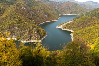Tsankov kamak depo, sonbahar manzara şaşırtıcı bölge Smolyan, Bulgaristan