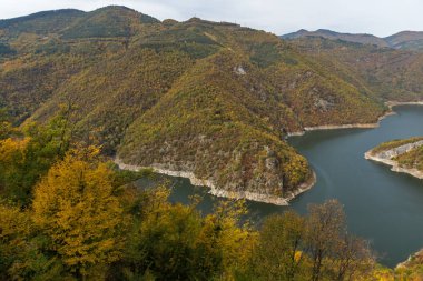 Tsankov kamak depo, sonbahar manzara şaşırtıcı bölge Smolyan, Bulgaristan
