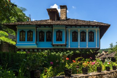 EDDR, Gabrovo, Bulgaristan - 6 Temmuz 2018: Eski evde mimari etnografik kompleksi EDDR (Etara) yakınındaki şehir Gabrovo, Bulgaristan