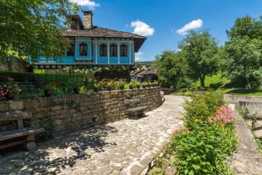 EDDR, Gabrovo, Bulgaristan - 6 Temmuz 2018: Eski evde mimari etnografik kompleksi EDDR (Etara) yakınındaki şehir Gabrovo, Bulgaristan