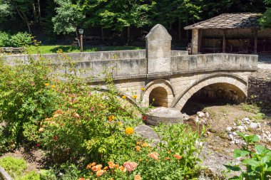 EDDR, Gabrovo, Bulgaristan - 6 Temmuz 2018: Eski evde mimari etnografik kompleksi EDDR (Etara) yakınındaki şehir Gabrovo, Bulgaristan