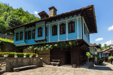EDDR, Gabrovo, Bulgaristan - 6 Temmuz 2018: Eski evde mimari etnografik kompleksi EDDR (Etara) yakınındaki şehir Gabrovo, Bulgaristan