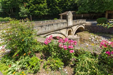 EDDR, Gabrovo, Bulgaristan - 6 Temmuz 2018: Eski evde mimari etnografik kompleksi EDDR (Etara) yakınındaki şehir Gabrovo, Bulgaristan