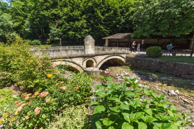 EDDR, Gabrovo, Bulgaristan - 6 Temmuz 2018: Eski evde mimari etnografik kompleksi EDDR (Etara) yakınındaki şehir Gabrovo, Bulgaristan