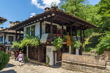 EDDR, Gabrovo, Bulgaristan - 6 Temmuz 2018: Eski evde mimari etnografik kompleksi EDDR (Etara) yakınındaki şehir Gabrovo, Bulgaristan