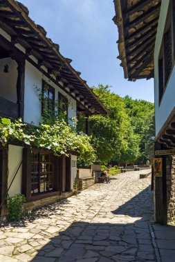 EDDR, Gabrovo, Bulgaristan - 6 Temmuz 2018: Eski evde mimari etnografik kompleksi EDDR (Etara) yakınındaki şehir Gabrovo, Bulgaristan