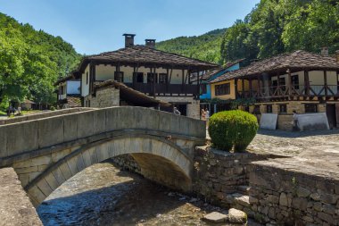 EDDR, Gabrovo, Bulgaristan - 6 Temmuz 2018: Eski evde mimari etnografik kompleksi EDDR (Etara) yakınındaki şehir Gabrovo, Bulgaristan